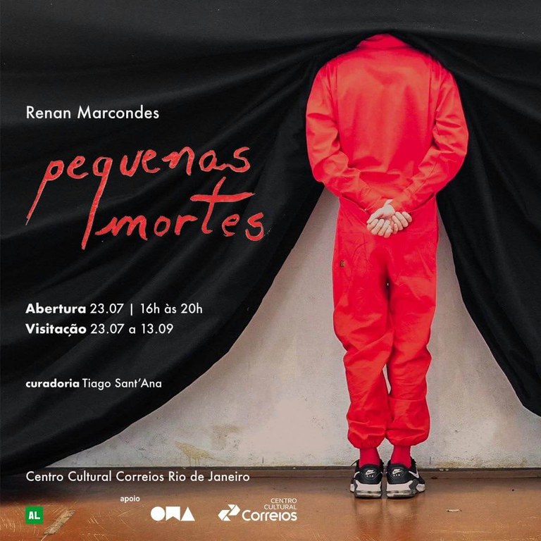 O Folder apresenta fundo na cor preta, a imagem de um homem de costas vestindo um macacão vermelho vibrante com as mãos para trás e o seguinte texto - Renan Marcondes. Pequenas Mortes. Abertura - 23.07 16hs às 20h. Visitação - 23.07 a 13.09. Curadoria - Tiago Sant´Ana. Centro Cultural Rio de Janeiro.