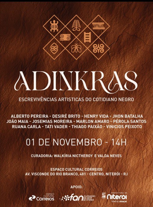 O folder tem um fundo escuro na cor marrom e o seguinte texto - ADINKRAS - Escrevivências Artísticas do Cotidiano Negro, 01 de Novembro - 14h. Espaço Cultural Correios. Av. Visconde do Rio Branco, 481 - Centro Niterói - RJ