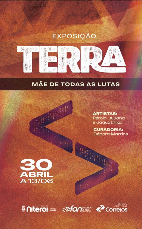 O folder apresenta fundo escuro com em tons terrosos, alguns desenhos abstratos e o seguinte texto - Exposição - Terra, mãe de todas as lutas. Artistas - Pérola, Aluana e Jaguatirika. Curadoria - Débora Martins. 30 de abril a 13 de junho.
