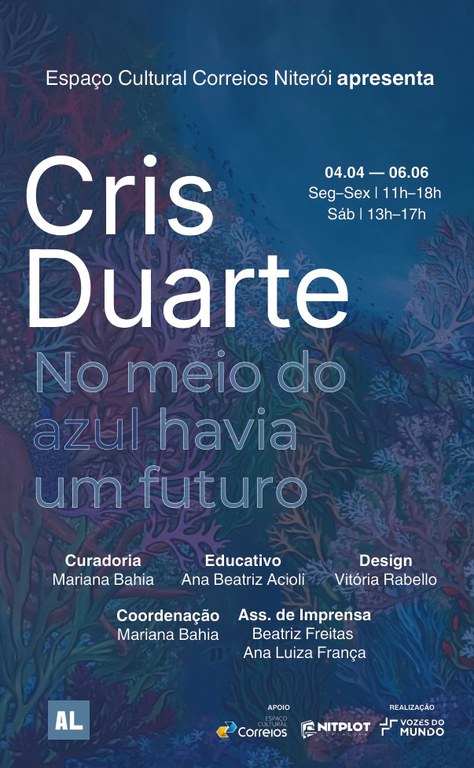 O convite apresenta fundo escuro na cor azul que lembra o fundo do mar com algumas algas e o seguinte texto - Espaço Cultural Correios Niterói apresenta - Cris Duarte - No Meio do azul havia um futuro. 04.04 - 06.06. Seg - Sex - 11h - 18h. Sáb - 13h - 17h. Curadoria - Mariana Bahia. Educativo - Ana Beatriz Acioli - Design - Vitória Rabello. Coordenação - Mariana Bahia. Ass. de Imprensa - Beatriz Freitas, Ana Luiza França.