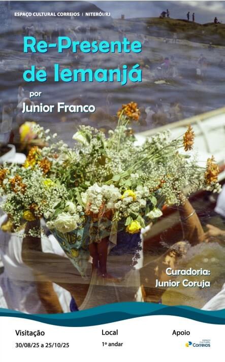 O convite apresenta a foto de uma barco no mar levando algumas flores e o seguinte texto - Espaço Cultural Correios Niterói/RJ. Re-Presente de Iemanjá por Junior Franco. Curadoria: Junior Coruja.