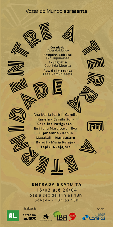 Entre a terra e a eternidade O convite apresenta fundo na cor marrom a descrição dos participantes o título - Entre a terra e a eternidade em formato de caracol e as seguintes informações adicionais - Entrada Gratuita. 15/03 até 26/04. seg a sex de 11h às 18h. Sábado - 13h às 18h.
