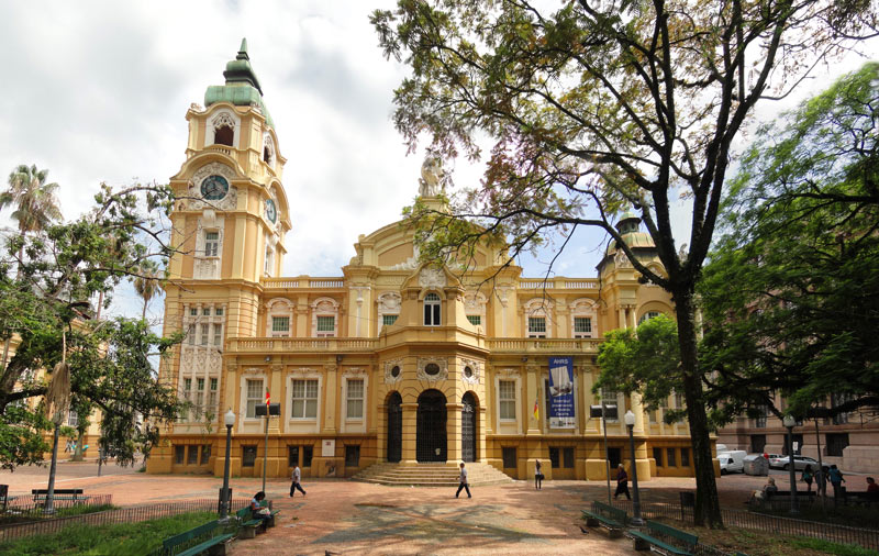 Foto da fachada do Memorial do Rio Grande do Sul, à partir da Praça Cívica.