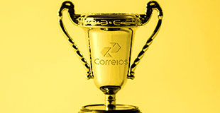 Prêmio Asiago Prêmios. Imagem de troféu amarelo com estampa da marca dos Correios