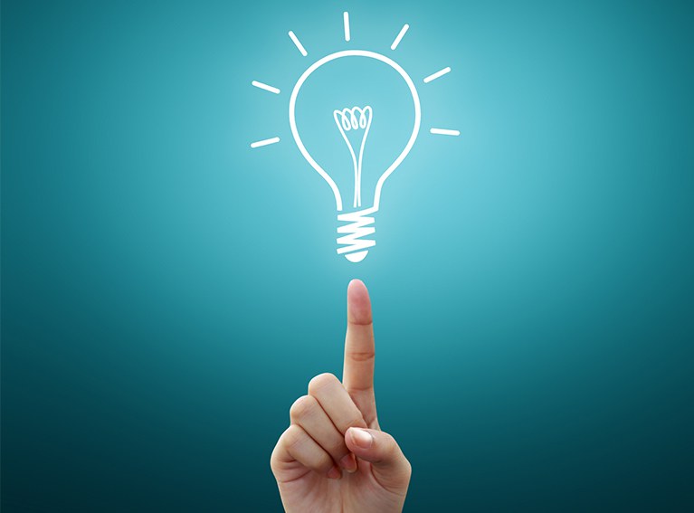 Sua ideia pode virar selo. Imagem com fundo verde de uma mão apontando com dedo indicador para o desenho de uma lâmpada incandescente.