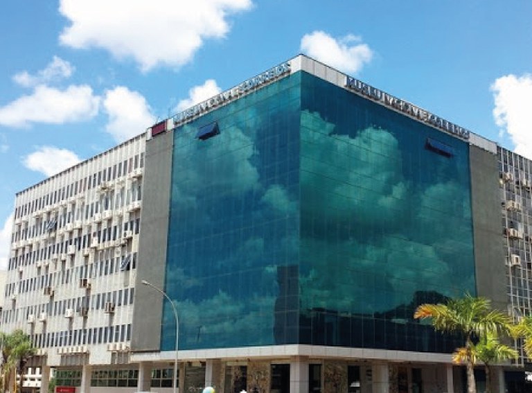 Imagem do museu dos Correios em Brasilia. Prédio espelhado azul.