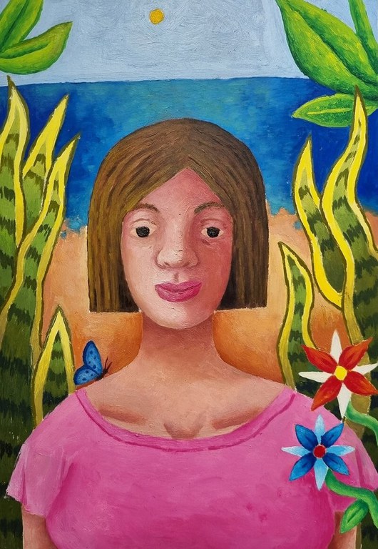 A figura apresenta o desenho de uma mulher de cabelo curto castanho, vestida com uma blusa rosa e ao fundo desenhos de folhas, flores, mar e areia.