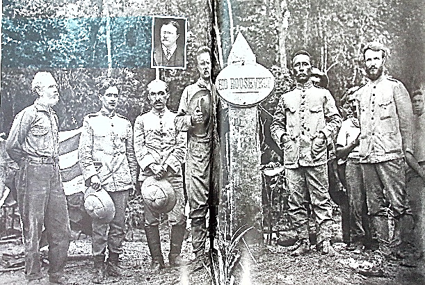 Expedição Rondon - Roosevelt Foto em preto e branco de homens uniformizados em uma mata