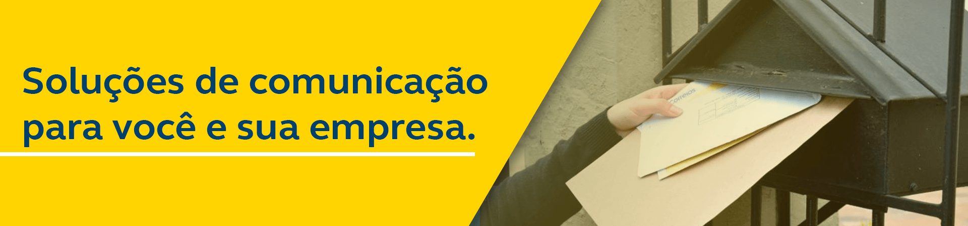 Correspondências sendo deixadas em caixa de correio - Soluções de comunicação para você e sua empresa.