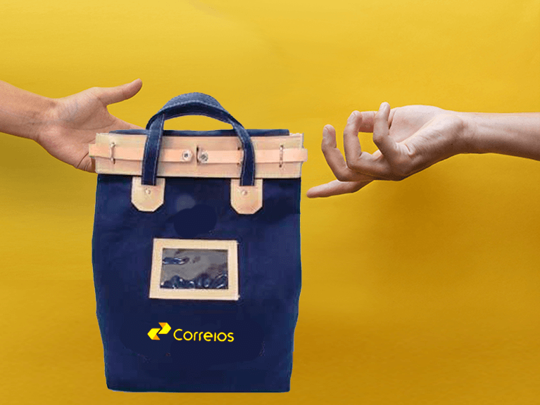 Malote Malote dos Correios sendo seguro por duas mãos