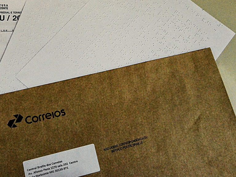 Correspondência em Braile Envelopes brancos e pardo dos Correios
