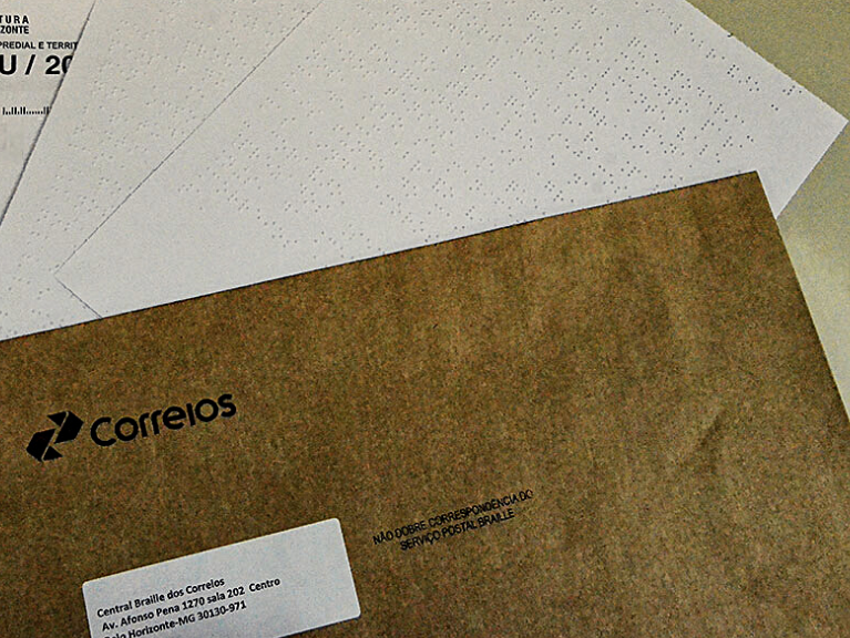 Envelopes brancos e pardo dos Correios