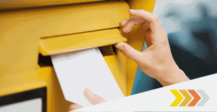Express Envelope branco sendo colocado em uma caixa de correio