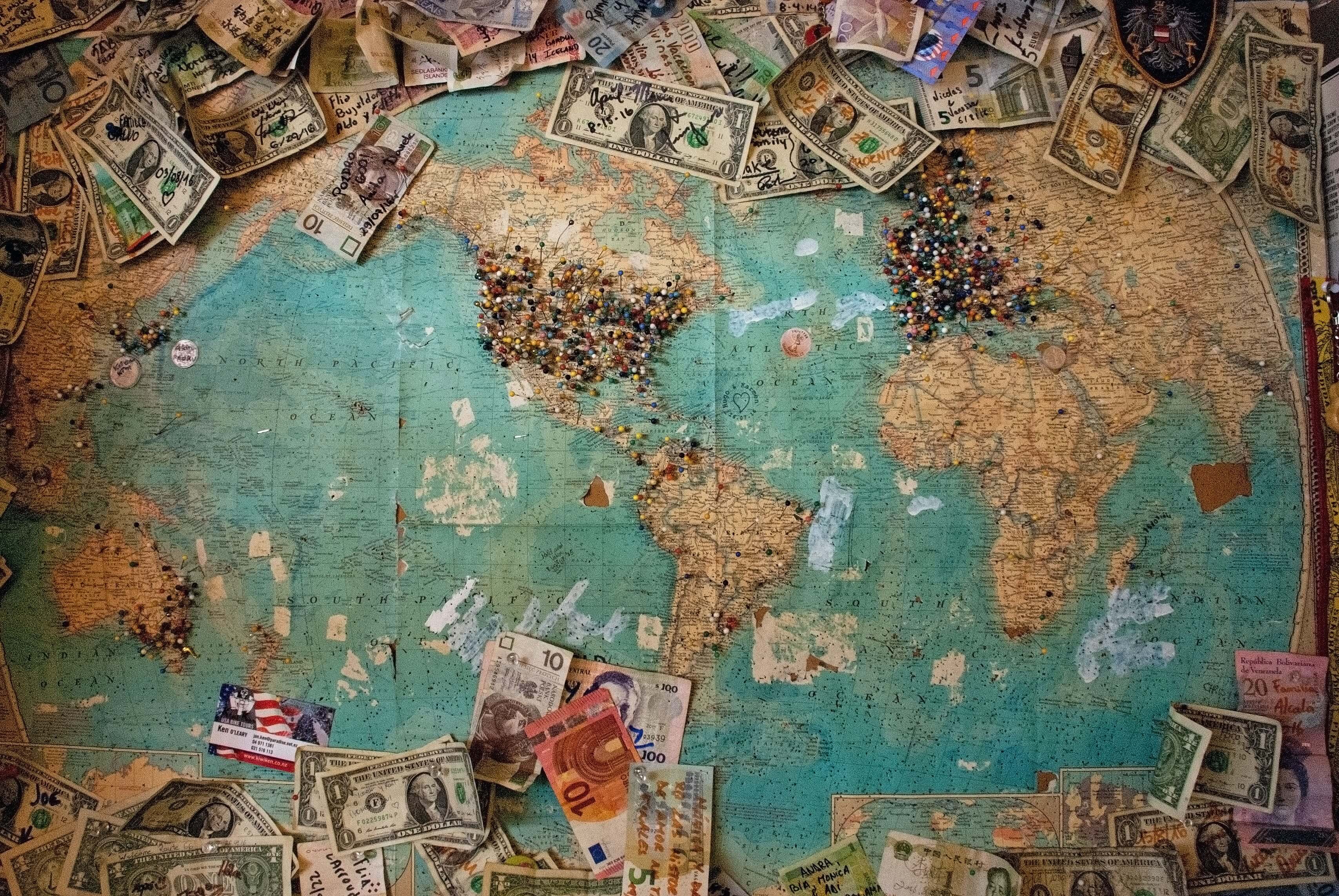 Mapa mundi horizontal em sua volta cédulas de dinheiro