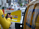 Carteiro entregando sedex