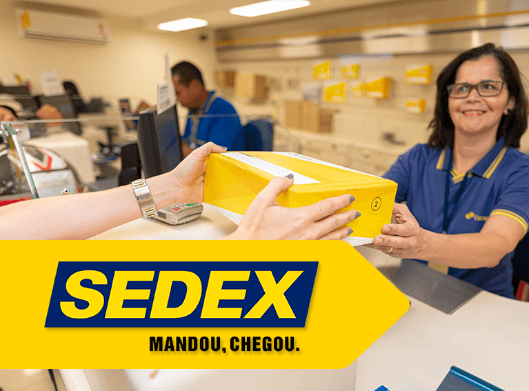 Foto de uma atendente dos Correios com uniforme azul pegando uma caixa amarela com a logo do Sedex. Na parte inferior esquerda da foto tem a logo "Sedex, mandou, chegou"