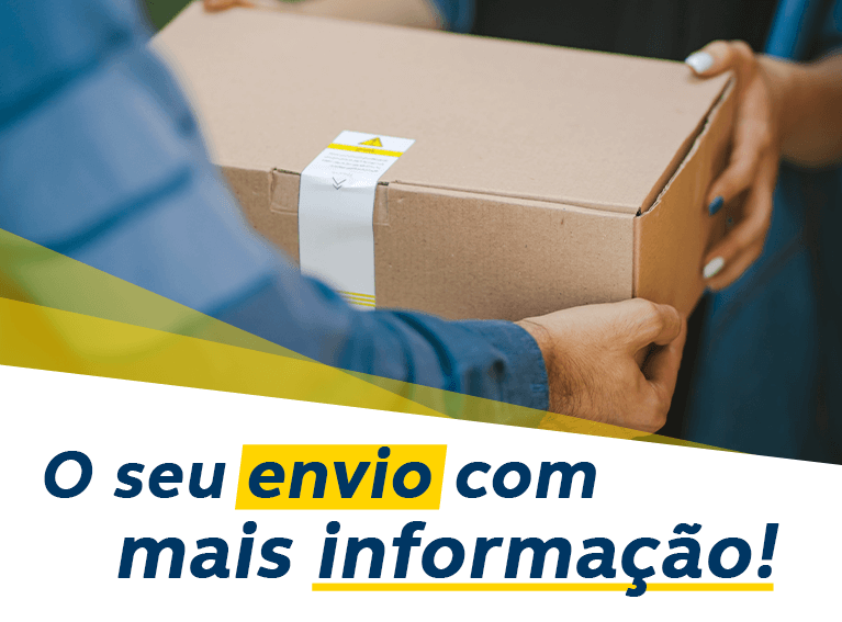 Homem entregando uma caixa de encomenda em papelão para uma mulher. Texto: O seu envio com mais informações.