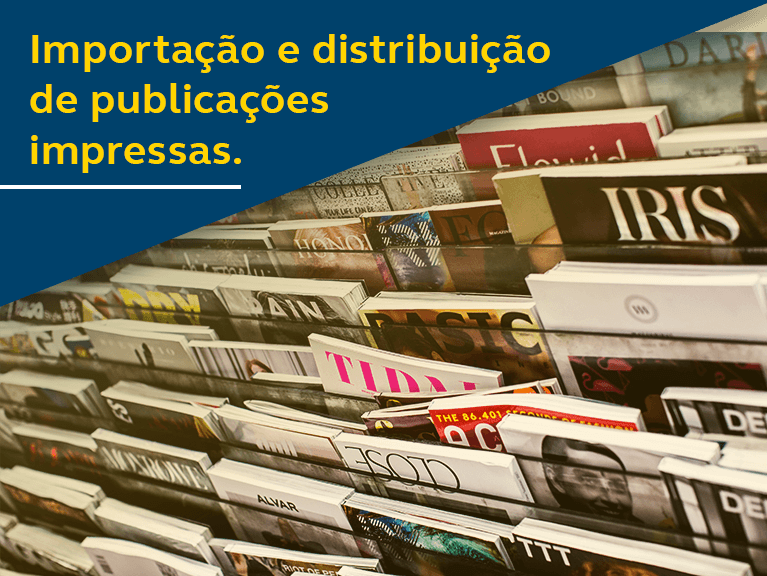 Revistas empilhadas em uma estante