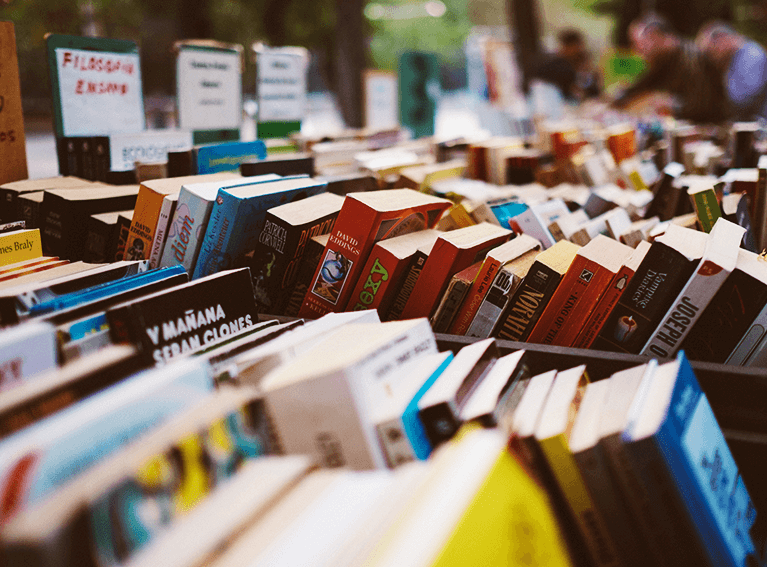 Livros dispostos em uma bancada