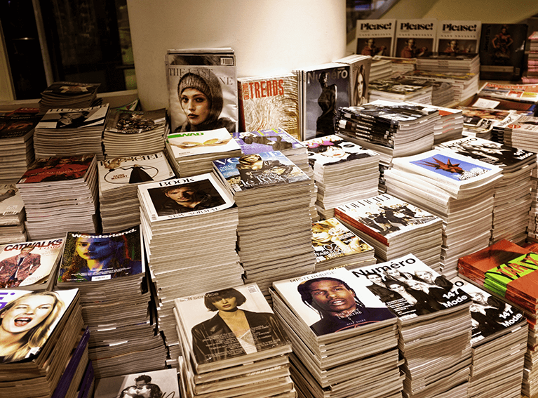 Impresso Pilhas de livros e revistas
