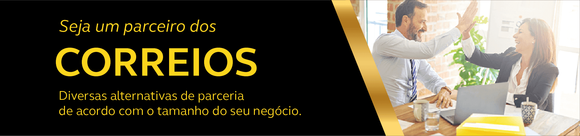 Seja um parceiro dos Correios. Diversas alternativas de parceria de acordo com o tamanho do seu negócio. Duas pessoas sentadas à mesa comemorando o fechamento de um negócio.