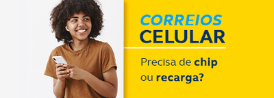 Pessoa com celular na mão apresentando o pacote de benefícios mais econômico do Correios Celular.