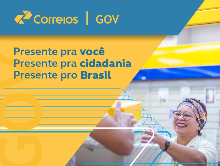 Imagem em primeiro plano de uma carteira uniformizada com boné e camisa. Ao fundo, imagem bem clara de carteiro entregando uma encomenda para duas senhoras. Frase: Gov, a serviço do Brasil e de todos os Brasileiros.