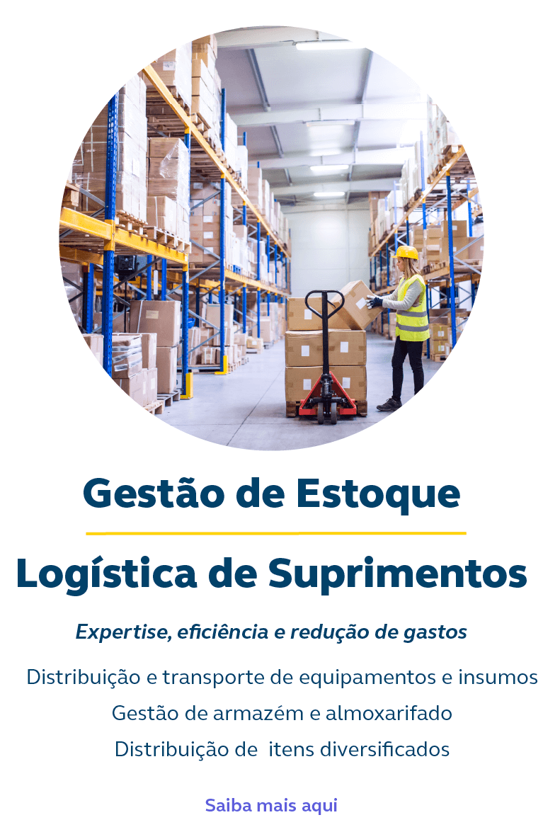 Gestão de Estoque - Logística de Suprimentos. Imagem de galpão com caixas , empilhadeira e um trabalhador empilhando caixas. No texto - Gestão de Estoque - Logística de Suprimentos - Expertise, eficiência e redução de gastos