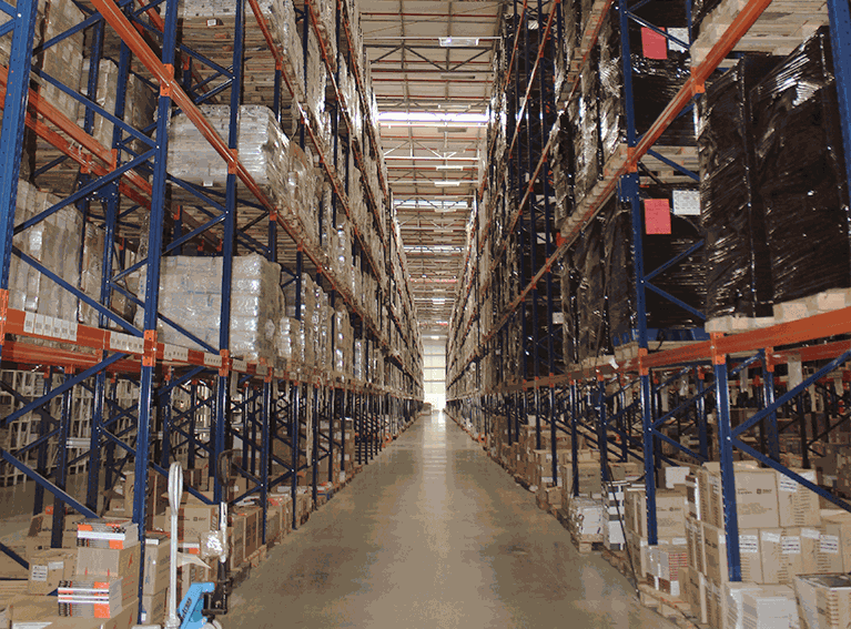 correios log Corredor em armazém logístico com estantes em suas laterais