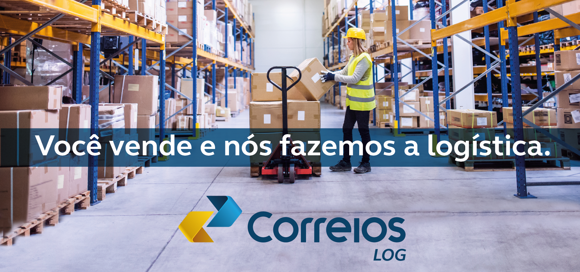 Imagem de uma mulher em frente a uma máquina empilhadeira, com roupas e capacete de segurança, empilhando caixas em um grande armazém cercado de armários com caixas.