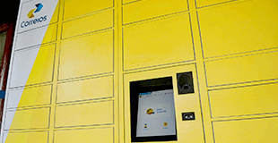 Locker dos Correios Armário fechado com divisórias de várias dimensões, com monitor ao centro