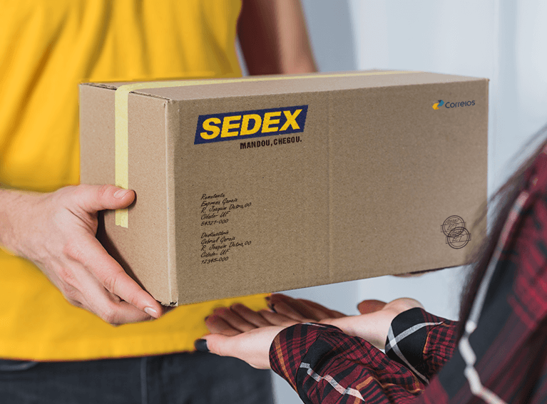 um carteiro entregando um  Sedex para uma pessoa