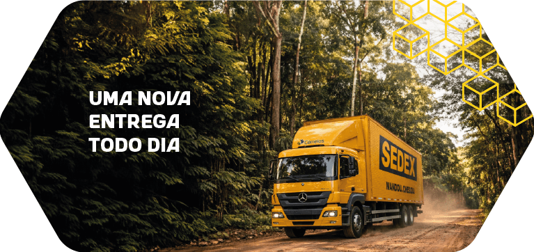Foto de um caminhão dos Correios vindo em uma estrada de terra no meio da floresta. Frase: Uma nova entrega todo dia.