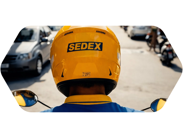 foto em primeiro plano do capacete de um carteiro motorizado em uma rua