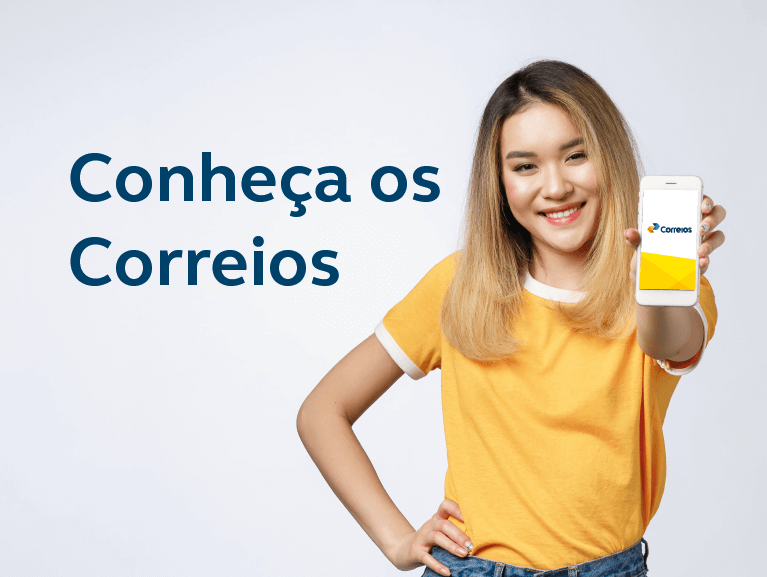 Imagem de uma moça oriental sorridente com os cabelos loiros nos ombros e camiseta amarela mostrando o celular com a tela para frente em primeiro plano e a marca dos Correios. Ao lado esquerdo dela a frase: Conheça os Correios.